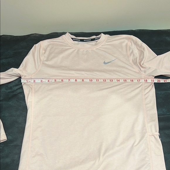 🔥Nike Running Cream Long Sleeve Tee Classic Athletic Style🔥 - Picture 4 of 7